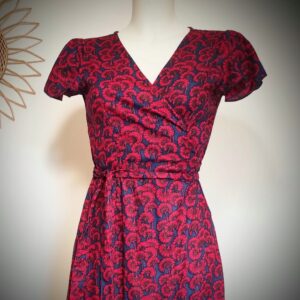 Robe portefeuille longue en rayonne rouge à imprimé floral avec poches - La Caravane Boutique